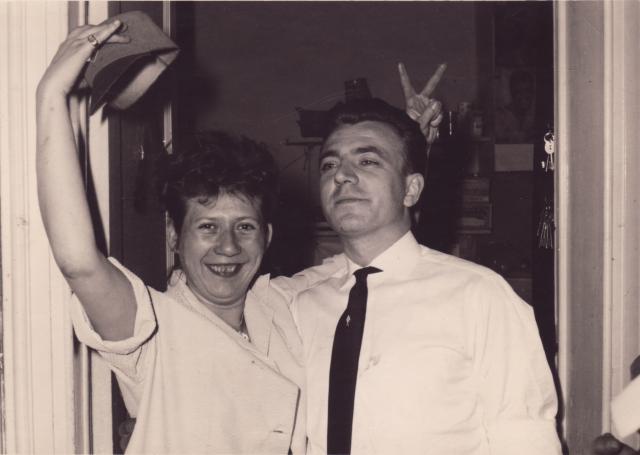 Eindelijk had Gilbert een lief. En deze foto bedacht hij bij de opname ging hij naar al zijn vrienden sturen zie...